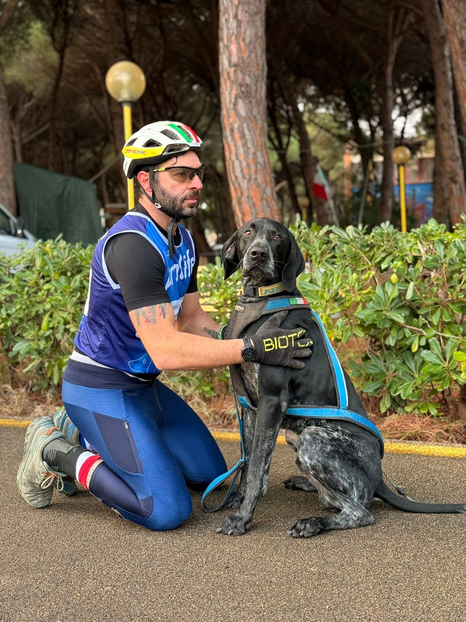 Luca Pilato con il suo cane Django in tenuta della Nazionale